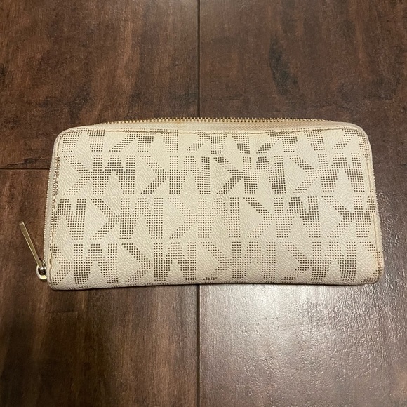 Michael Kors White Hamilton Wallet - Picture 2 of 5